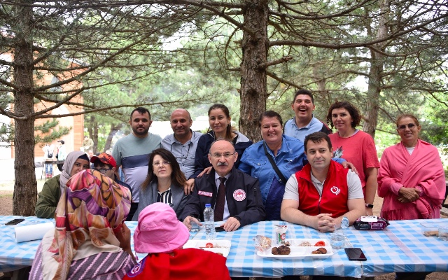 Vali Karadeniz ve Eşi Zehra Karadeniz, Engelli Bireylerle Piknikte Bir Araya Geldi 