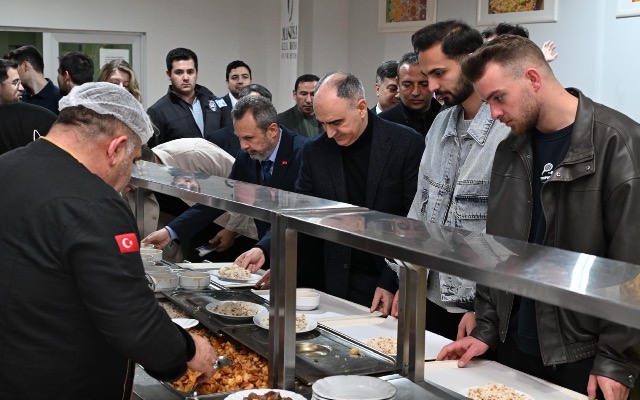 VALİ ÖZKAN, MANİSA CELAL BAYAR ÜNİVERSİTESİ ÖĞRENCİLERİ İLE İFTAR PROGRAMINDA BULUŞTU